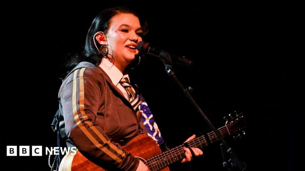 Lola Young Makes Triumphant Return to the Stage at the London Palladium Following Hiatus