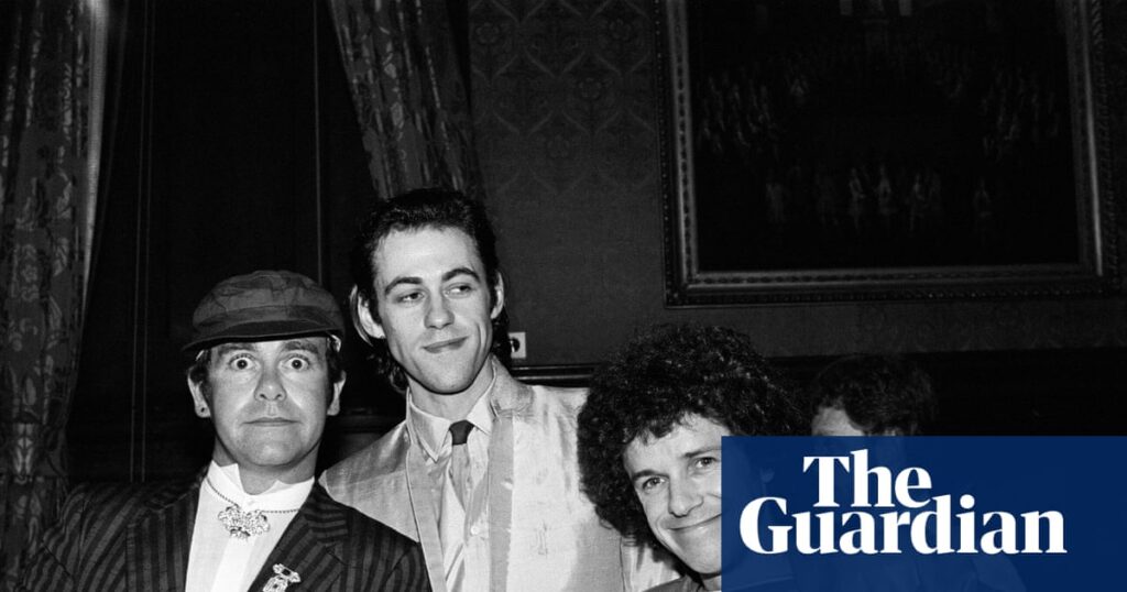 The Extraordinary Life of Leo Sayer: A Journey Through His Music, Personal Triumphs, and Unforeseen Encounters, Including a Mysterious Call from Elvis Presley